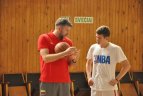 J.Valančiūnas krepšinio paslaptimis dalijosi su jaunimu