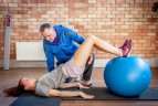 Krepšininkei Daliai Belickaitei atsigauti po traumų padeda "Body Gym" treneris Andrejus Žardeckis.