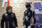 Dakaro raliui skirtos aprangos pristatymas.