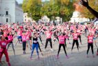 Kauno senamiestyje tūkstantis bėgikų kvietė kovoti su krūties vėžiu