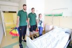 Lietuvos krepšinio rinktinės vyrai aplankė Kauno klinikose besigydančius vaikus