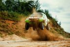 Vaidotas Žala išbandė Dakaro raliui skirtą automobilį „Toyota Hillux“.