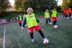 Močiutės susirinko paminėti masinio futbolo savaitę