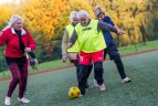 Močiutės susirinko paminėti masinio futbolo savaitę