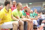 Parolimpiečiai stebėjo krepšinio rungtynes.