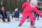 Vaikų lenktynės rogutėmis „Su rogutėmis"