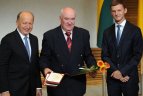 Vyriausybė apdovanojo olimpiečius.