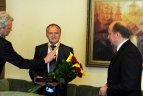 Jurgiui Kairiui įteiktas Komandoro garbės ženklas.