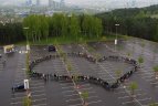 Sirgaliai Vilniuje sukūrė gyvą "Krepšinio širdį" ir 21 skirtinga kalba kvietė į Europos čempionatą.