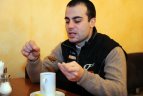 2010 02 18.  Lietuvos televizijoje olimpines  biatlono varžybas komentuojantis italas Gian Luca Demarco.