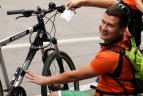 Į areną traukiantiems žiūrovams buvo dalijami lipdukai