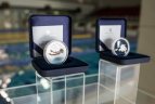 Į olimpiadą išvykstantiems plaukikams padovanotos olimpinės serijos monetos