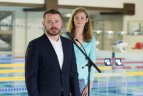 Į olimpiadą išvykstantiems plaukikams padovanotos olimpinės serijos monetos