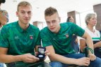 Į olimpiadą išvykstantiems plaukikams padovanotos olimpinės serijos monetos