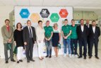 Į olimpiadą išvykstantiems plaukikams padovanotos olimpinės serijos monetos