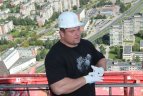 Į televizijos bokštą įkeltas simbolinis krepšys.