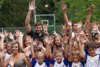 Linas Kleiza su globos namų vaikais leido laiką "TonyResort"  parke