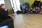 2010.01.28. Galiūnas Žydrūnas Savickas susitiko su Vaduvos darželio-mokyklos darželinukais