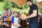 Linas Kleiza su globos namų vaikais leido laiką "TonyResort"  parke