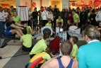 Prekybos ir laisvalaikio centre irkluotojai rungėsi ant treniruoklio.