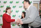 "Iki" komercijos direktorius A. Rimas ir A. Sabonis  pasirašė sutartį