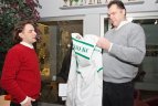 "Iki" komercijos direktorius A. Rimas ir A. Sabonis  pasirašė sutartį