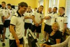 Pajūryje stovyklaujanti Lietuvos futbolo rinktinė atliko pilietinę pareigą