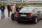 Olimpiečiai varžėsi automobilių slalomo trasoje