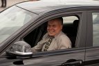 Olimpiečiai varžėsi automobilių slalomo trasoje