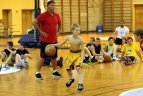 Š. Marčiulionis ir L. Kleiza jaunųjų krepšininkų stovykloje Vilniuje.