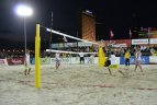 Baltojo tilto iki gilios nakties buvo žaidžiamas paplūdimio tinklinis