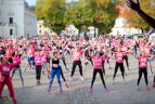 Bėgimo entuziastai ruošiasi "Pink Run su BENU" bėgimui.