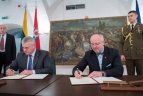Bendradarbiavimo sutarties pasirašymas.
