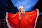 Dovanas socialiai remtinoms šeimoms kartu su Rūta Meilutyte išvežė Vilniaus miesto vadovai.