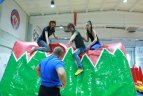 Žvaigždės ir sprinteriai susirungė milžiniškoje pripučiamoje trasoje