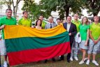 Olimpiečiams įteikta Lietuvos žmonių sukurta trispalvė