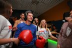 Žinomi krepšininkai ir futbolininkai atliko neįprastas užduotis