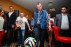 Žinomi krepšininkai ir futbolininkai atliko neįprastas užduotis