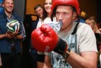 Žinomi krepšininkai ir futbolininkai atliko neįprastas užduotis