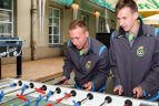 Lietuvos jaunimo rinktinės futbolininkai mačui ruošėsi prie futbolo stalų