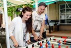 Lietuvos jaunimo rinktinės futbolininkai mačui ruošėsi prie futbolo stalų