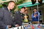 Lietuvos jaunimo rinktinės futbolininkai mačui ruošėsi prie futbolo stalų