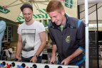 Lietuvos jaunimo rinktinės futbolininkai mačui ruošėsi prie futbolo stalų