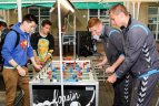 Lietuvos jaunimo rinktinės futbolininkai mačui ruošėsi prie futbolo stalų