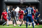 Močiutė R. Kartavičienė žaidė futbolą su L. Figo ir E. Abidaliu