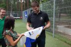 Linas Kleiza su globos namų vaikais
