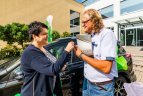 A. Gudžiaus treneriui V. Kidykui LTOK dovanojo automobilį