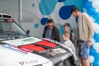 Į "Švaros brolių" savitarnos plovyklos atidarymą susirinko  lenktyninkai