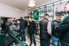 Žalgiriečiai didžiausios „Žalgirio“ atributikos parduotuvės atidaryme