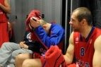 Maskvos CSKA (Rusija) lietuviai Ramūnas Šiškauskas, Darjušas Lavrinovičius ir treneris Jonas Kazlauskas Naujametiniame vaizdo klipe prabilo lietuviškai.